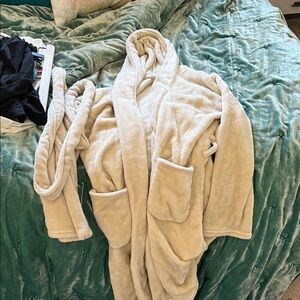 Summer & Rose Plush Cream Robe